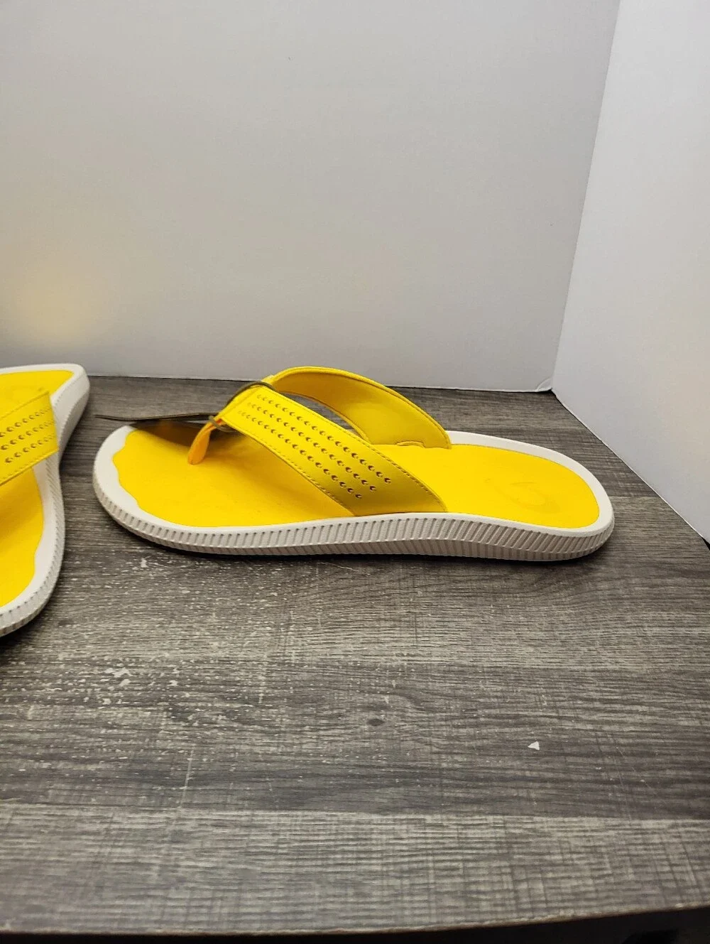 OluKai Ulele Water Ready Beach Sandals Yellow HibiscusComfort Men's Size 12 New